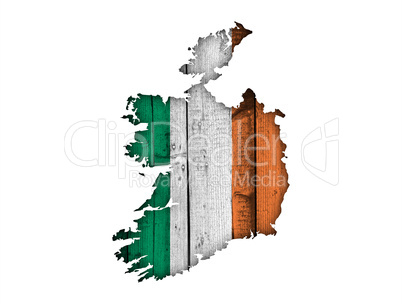 Karte und Fahne von Irland auf verwittertem Holz