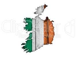 Karte und Fahne von Irland auf verwittertem Holz