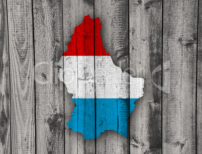 Karte und Fahne von Luxemburg auf verwittertem Holz