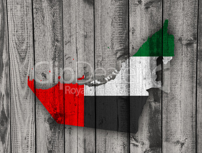 Karte und Fahne der Vereinigten Arabischen Emirate auf verwittertem Holz
