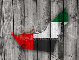 Karte und Fahne der Vereinigten Arabischen Emirate auf verwittertem Holz