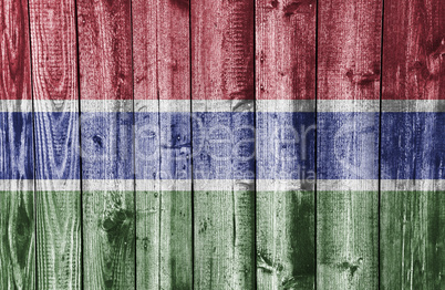 Fahne von Gambia auf verwittertem Holz