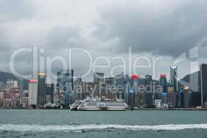 Hongkong Skyline in der Regenzeit mit Smog Wolke