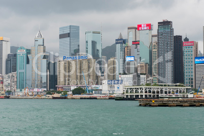 Hongkong Skyline in der Regenzeit mit Smog Wolke