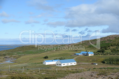 Gebäude am Bredafjördur, Island