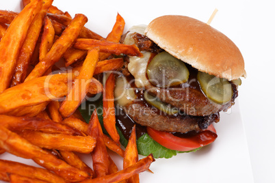 Doppelter Cheeseburger mit Süßkartoffel Pommes