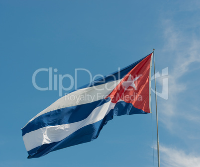 Kuba Flagge vor blauem Himmel und Sonnenschein