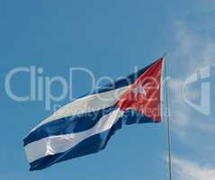 Kuba Flagge vor blauem Himmel und Sonnenschein