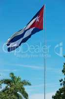 Kuba Flagge vor blauem Himmel und Sonnenschein