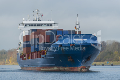 Containerschiff auf dem Nord-Ostsee-Kanal bei Kiel, Deutschland