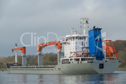 Frachtschiff auf dem Nord-Ostsee-Kanal bei Kiel, Deutschland