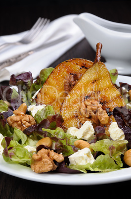 Salad with caramelized pear