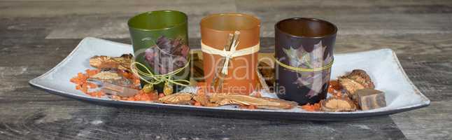 Herbstdekoration, Teelichthalter auf Holzschale