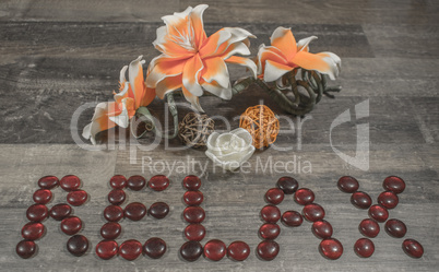 Relax aus roten Steinen mit oranger Blütendekoration