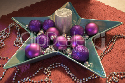 Weihnachten, silberne Kerze mit lila Weihnachtskugeln