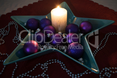 Weihnachten, brennende Kerze mit schönen Weihnachtskugeln