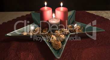 Weihnachten, Kerzendekoration in einer dekorativen Schale