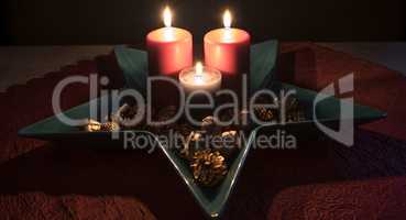 Weihnachten, Kerzendekoration in einer dekorativen Schale