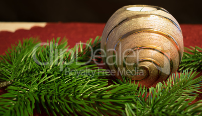 Weihnachten, silberne Kerze mit Tannenzweigen