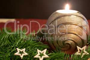 Weihnachten, silberne brennende Kerze mit Tannenzweigen und Sternen