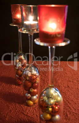 Weihnachten, umgedrehte Sektgläser mit Weihnachtskugeln und Teelicht