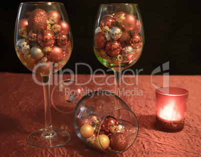 Weihnachten, Weingläser mit Weihnachtskugeln und Teelicht