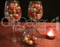 Weihnachten, Weingläser mit Weihnachtskugeln und Teelicht