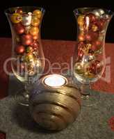 Weihnachten, mit Weihnachtskugeln gefüllte Cocktailgläser mit brennender Kerze