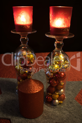 Weihnachten, umgedrehte Cocktailgläser mit Weihnachtskugeln,Teelicht und Kerze