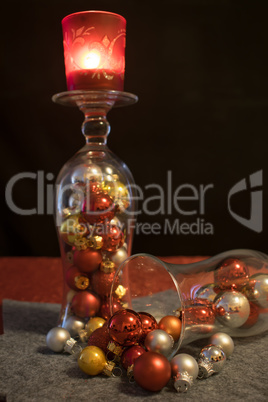 Weihnachten, Cocktailgläser mit Weihnachtskugeln und Teelicht