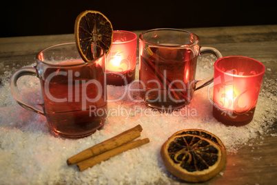 Glühwein im Schnee bei Kerzenlicht