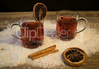 zwei Gläser Glühwein im Schnee