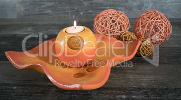 dekorative Schale mit Kerze und Flechtkugeln