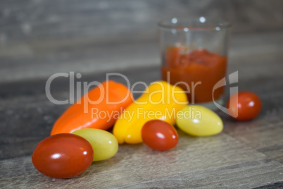 Tomaten und Paprika auf Holz