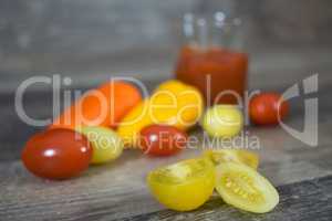 Tomaten und Paprika auf Holz