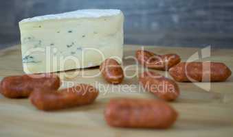 Minisalamis mit einer Käseecke