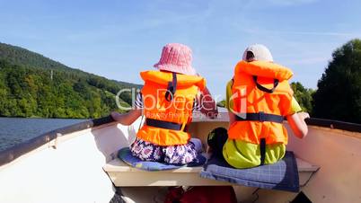 Kinder auf dem Motorboot