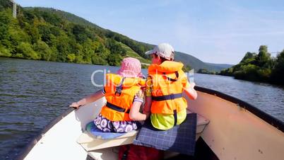 Kinder auf dem Motorboot