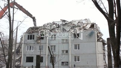 Demolition of building in urban environments with heavy machinery