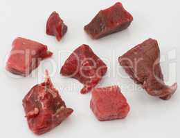 geschnittenes Gulasch aus Rinderfleisch auf neutralem Hintergrund