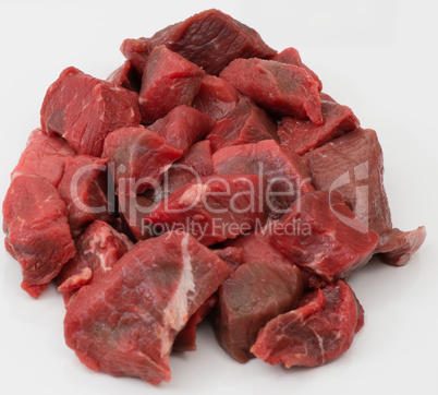Gulasch aus Rinderfleisch auf neutralem Hintergrund