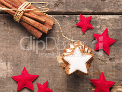 Star shaped cookies with cinnamon sticks