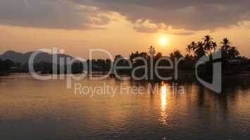 Sonnenuntergang über dem Mekong, Don Khone Insel, Laos, Asien