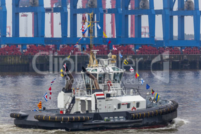 Hafenschlepper vor einem Containerterminal in Hamburg,Deutschlan