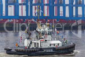 Hafenschlepper vor einem Containerterminal in Hamburg,Deutschlan