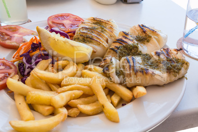 Gegrillter Tintenfisch mit Pommes frittes