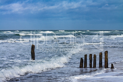 Buhnen an der Ostseeküste an einem stürmischen Tag