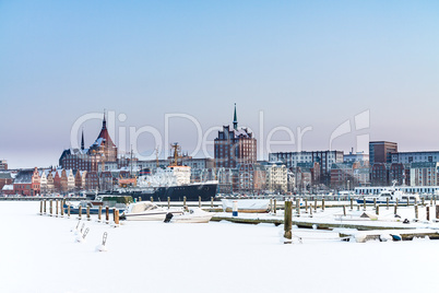 Blick über die Warnow auf die Hansestadt Rostock im Winter