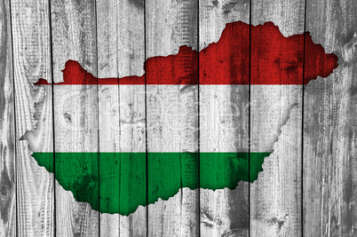 Karte und Fahne von Ungarn auf verwittertem Holz