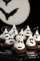 Cake ghosts for Halloween